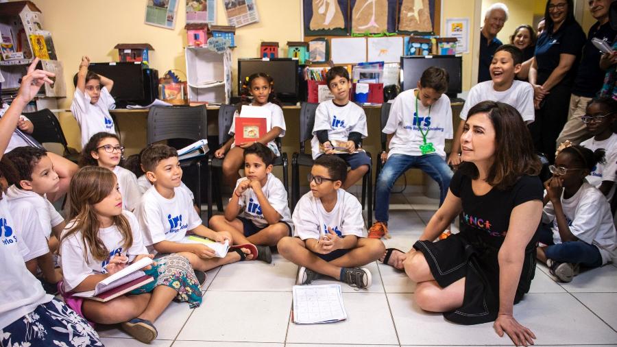 Fernanda Torres, uma das mobilizadoras do Criança Esperança, em visita a uma instituição apoiada pela campanha no Rio  - João Cotta/ TV Globo