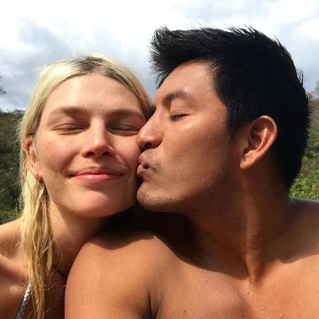 A modelo Aline Weber publica foto no Instagram com o namorado, o índio Pigma Amary - Reprodução/Instagram