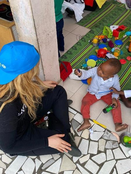 Gigi Hadid em missão humanitária na África - REPRODUÇÃO/INSTAGRAM