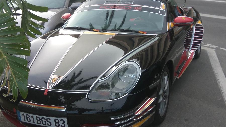Porsche Boxster é visto na França com acessórios polêmicos - Reprodução