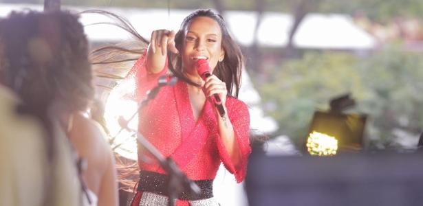 Pré-Carnaval em São Paulo | Claudia Leitte se atrasa e desfila vestida de Mulan e sob chuva