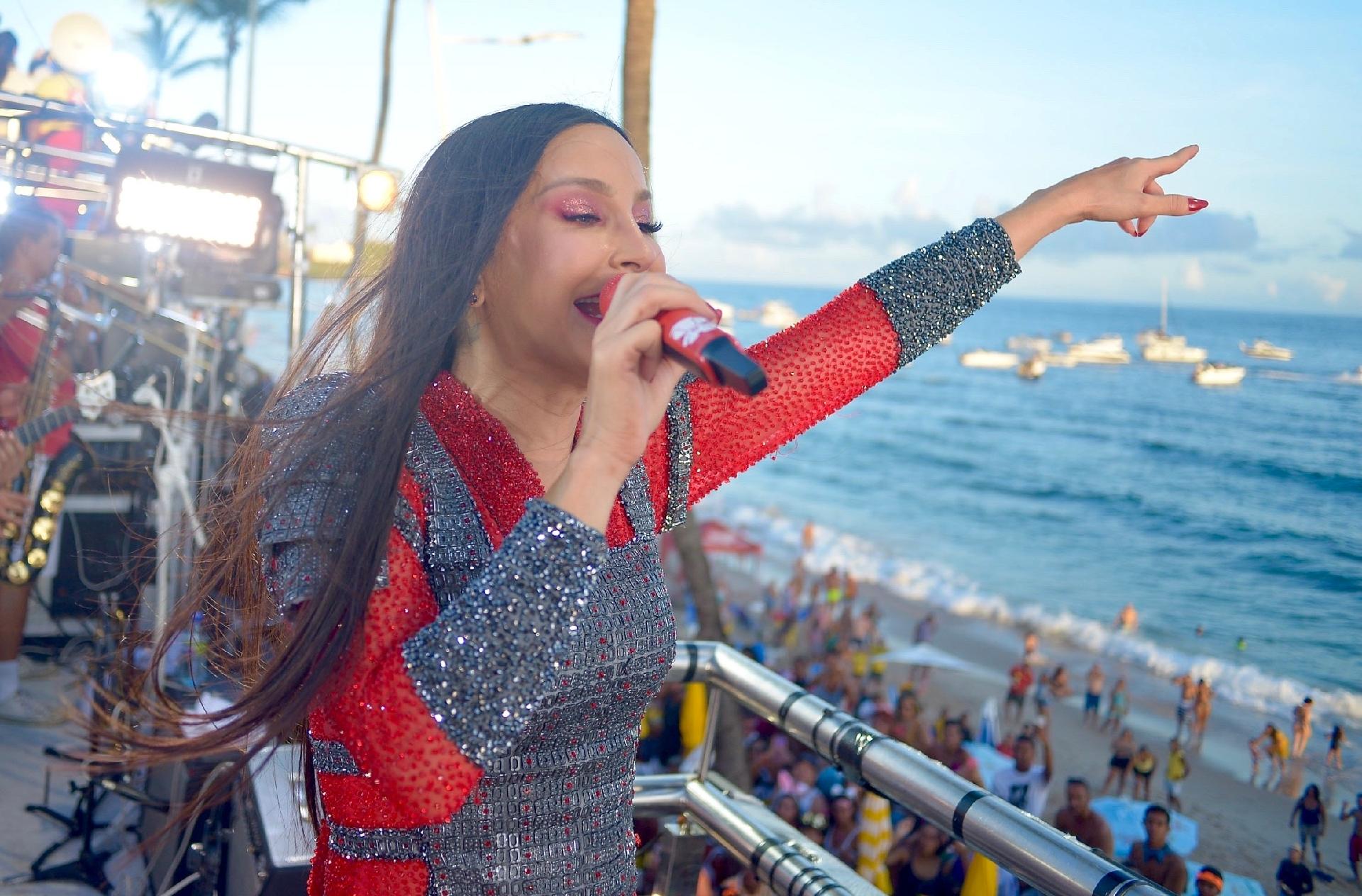 De peruca morena, Claudia Leitte homenageia Mulan no bloco Largadinho, em Salvador - Andre Muzell/Brazil News