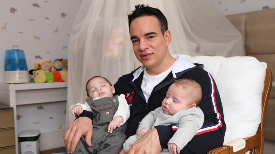 Anderson e seus filhos gêmeos, Fernanda e Eduardo - Arquivo pessoal