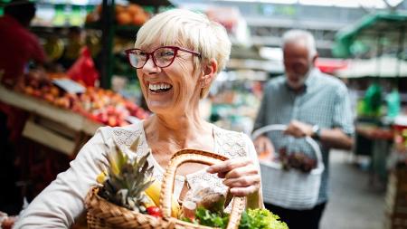 Mulher mais velha fazendo feira, comprando legumes, idosa, terceira idade - iStock - iStock