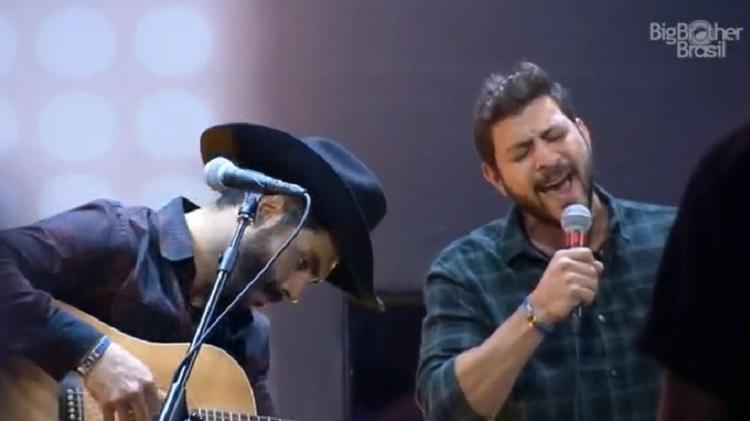 BBB 21: Rodolffo e Caio cantam durante festa - Reprodução/Globoplay - Reprodução/Globoplay