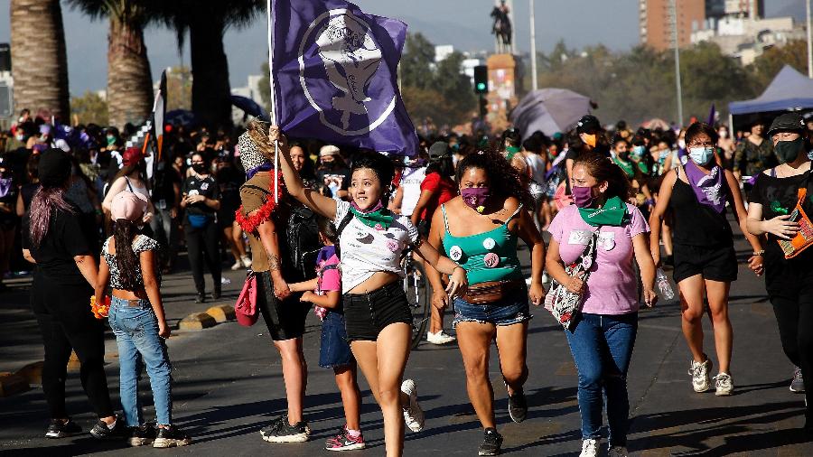 Feministas fazem manifestação no Dia Internacional da Mulher, em Santiago, no Chile - Getty Images