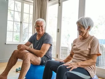 3 exercícios fáceis pra quem tem 60+ se sentir mais jovem - e como praticar