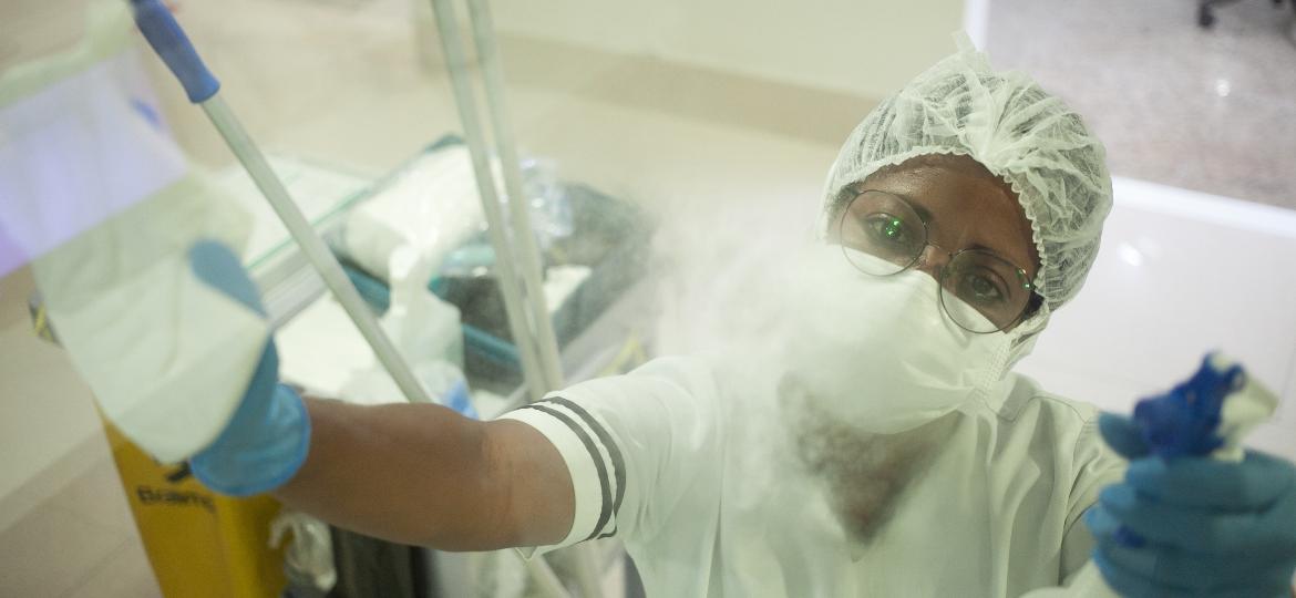Roseane Ribeiro, auxiliar de limpeza no Hospital São Domingos, trabalha na área de isolamento de pacientes com covid-19 - Paulo Soares/UOL