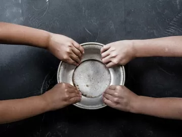 Falta de comida é pior em casas com crianças: 'Meus filhos só comiam miojo'