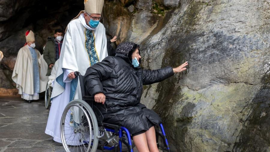 Os fiéis retornaram em massa ao Santuário de Lourdes em sua primeira missa após o início da pandemia na Europa, em 2020 - Reprodução/Twitter