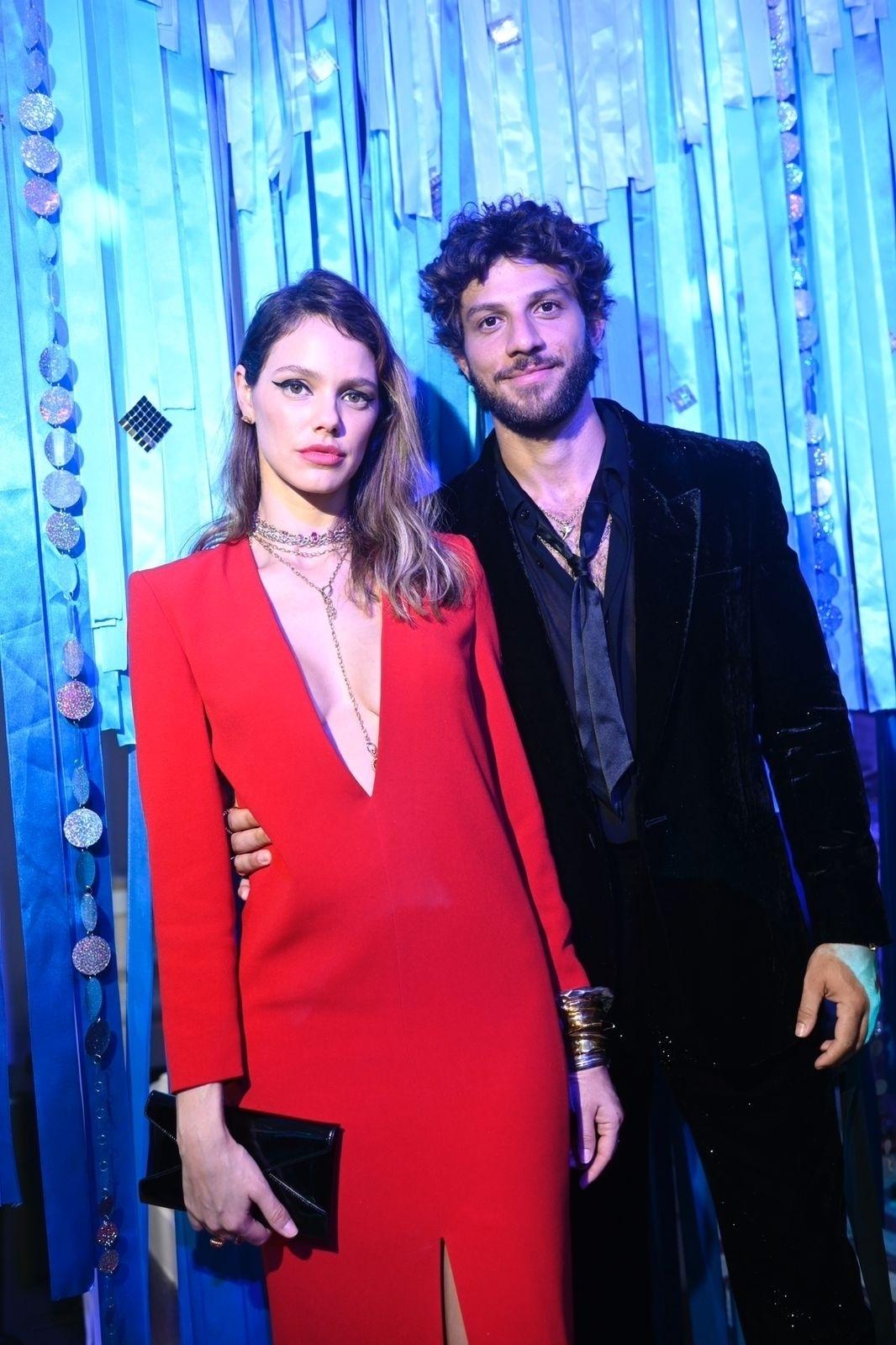 Baile da Vogue - Laura Neiva e Chay Suede - Leca Novo