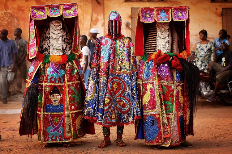 Com vestimentas coloridas, adeptos da religião incorporam espíritos e performam danças durante as celebrações religiosas