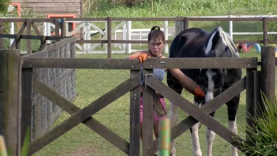 A Fazenda 2023: Nadja grita após cavalo pisar novamente em seu pé - Reprodução/PlayPlus