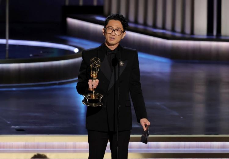 Lee Sung Jin com seu prêmio no 75º Emmy Awards