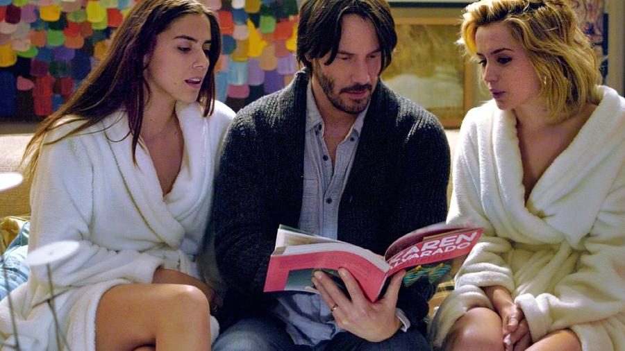 Lorenza Izzo, Keanu Reeves e Ana de Armas em cena do filme 'Bata Antes de Entrar'