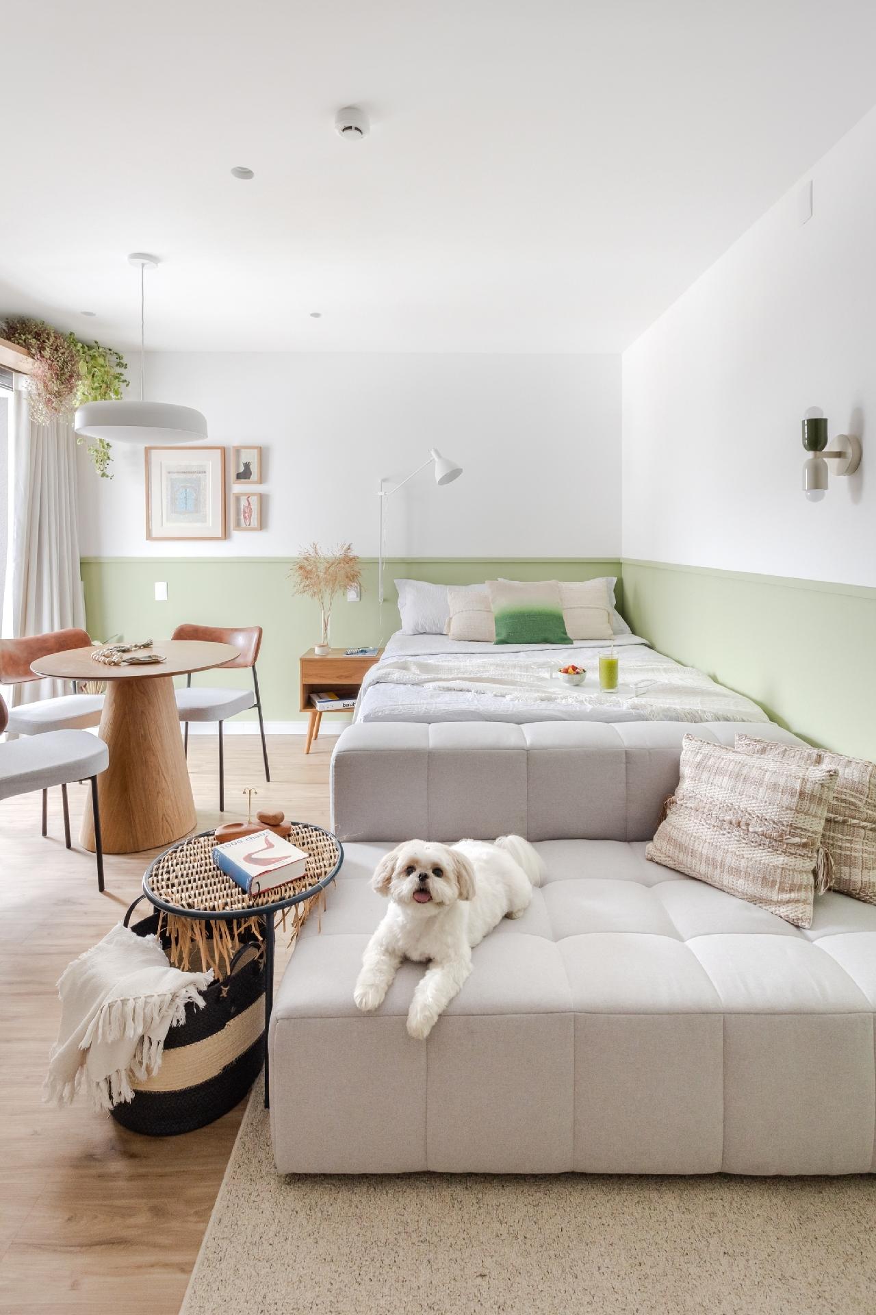 Há quem tenha aversão a encostar a cama na parede, mas no projeto foi essencial para criar uma circulação mais fluida. "Aos pés da cama, trouxemos um sofá-cama na mesma altura. Dessa forma é possível receber visitas ou até mesmo assistir a televisão de forma aconchegante e confortável", conta Raphael. - Thiago e Dam Mol/Divulgação