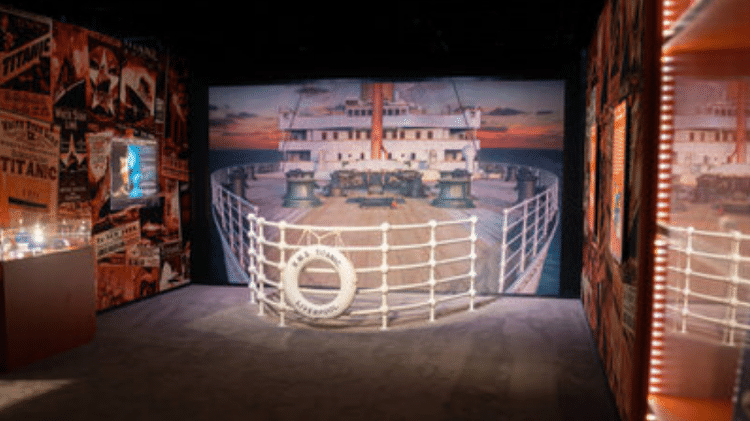 Exposição replica diversas partes do navio com qualidade, embora não tente ocupar o lugar histórico de um museu Exposição replica diversas partes do navio com qualidade, embora não tente ocupar o lugar histórico de um museu