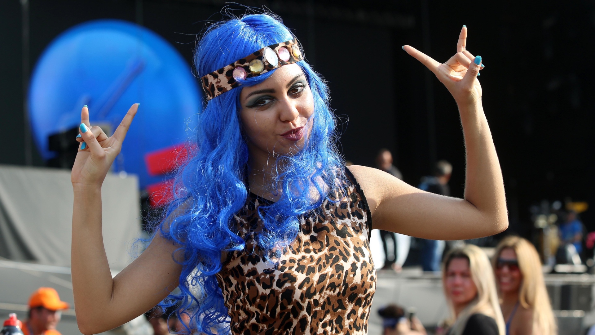 27.set.2015 - Cabelos coloridos, pintados ou perucas, são adotados pelos fãs de Katy Perry, a headliner da última noite do Rock in Rio 2015. - Fernando Maia/UOL