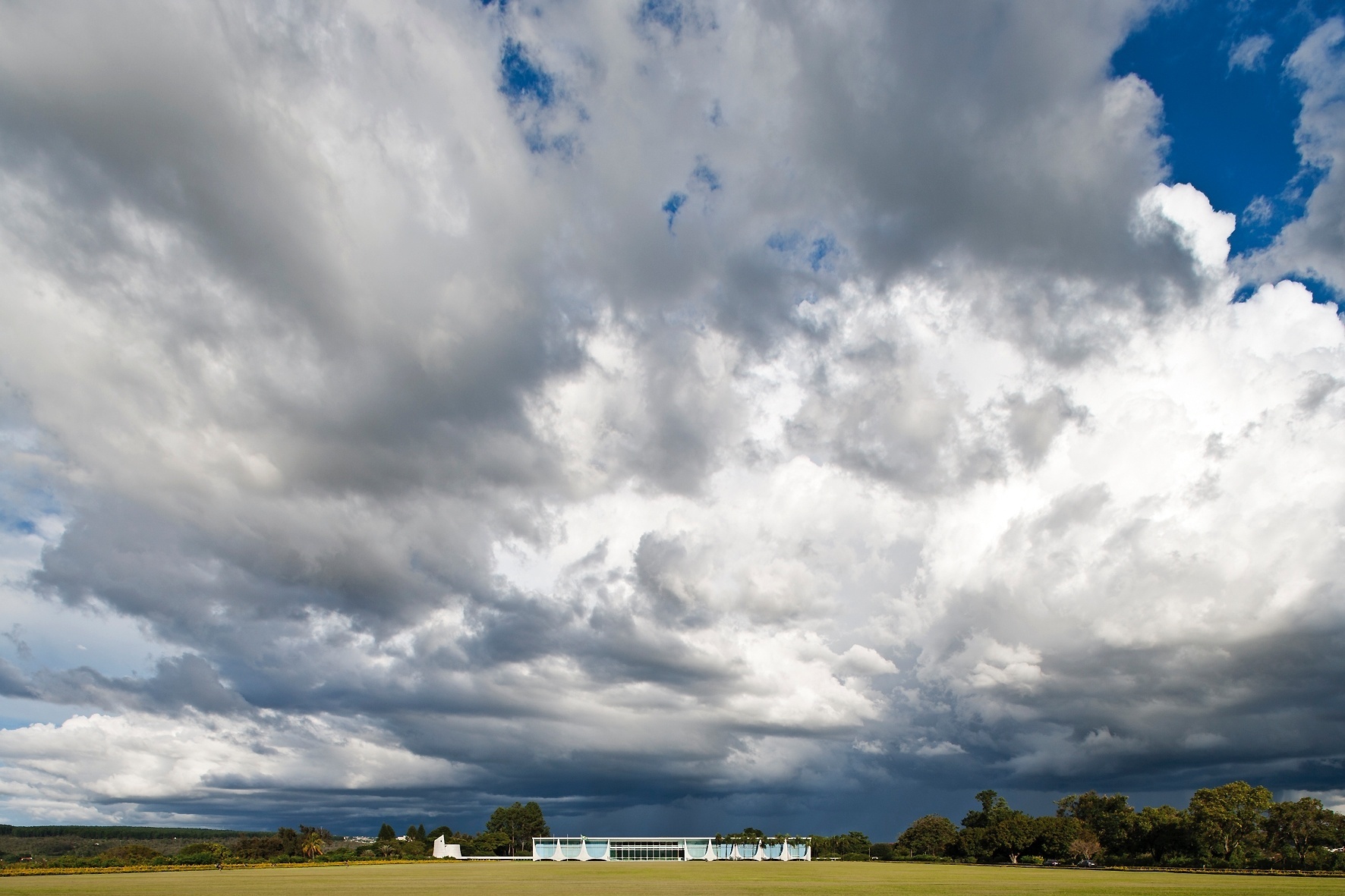 Nem mesmo o céu nublado ofusca o brilho do Palácio da Alvorada, projeto de singular beleza e monumentalidade concebido pelo arquiteto Oscar Niemeyer para a capital federal - Leonardo Finotti/ UOL