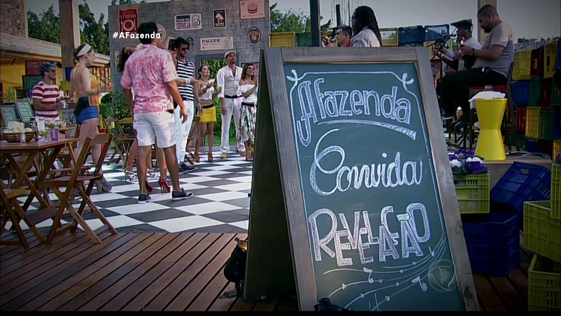 30.out.2015 - A festa desta semana teve a presença do grupo Revelação - Reprodução/Record