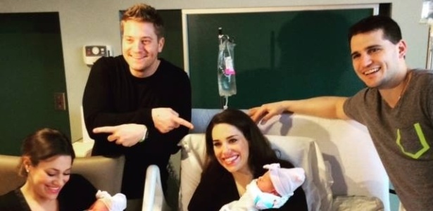 Stephanie e Nicole  com seus maridos, após darem à luz Cora e Louisa - Reprodução/Facebook