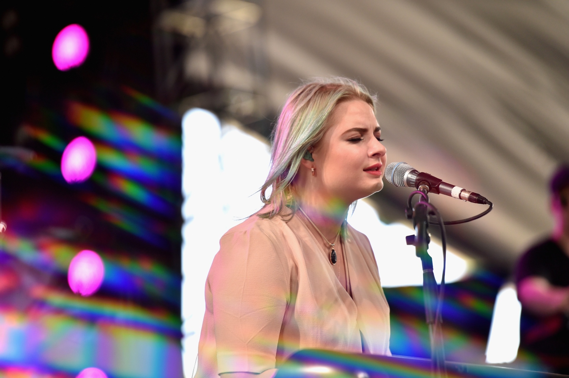 15.abr.2016 - A cantora britânica e artista de música eletrônica Låpsley se apresenta no primeiro dia do Coachella Festival 2016, em Indio, Califórnia - Getty Images