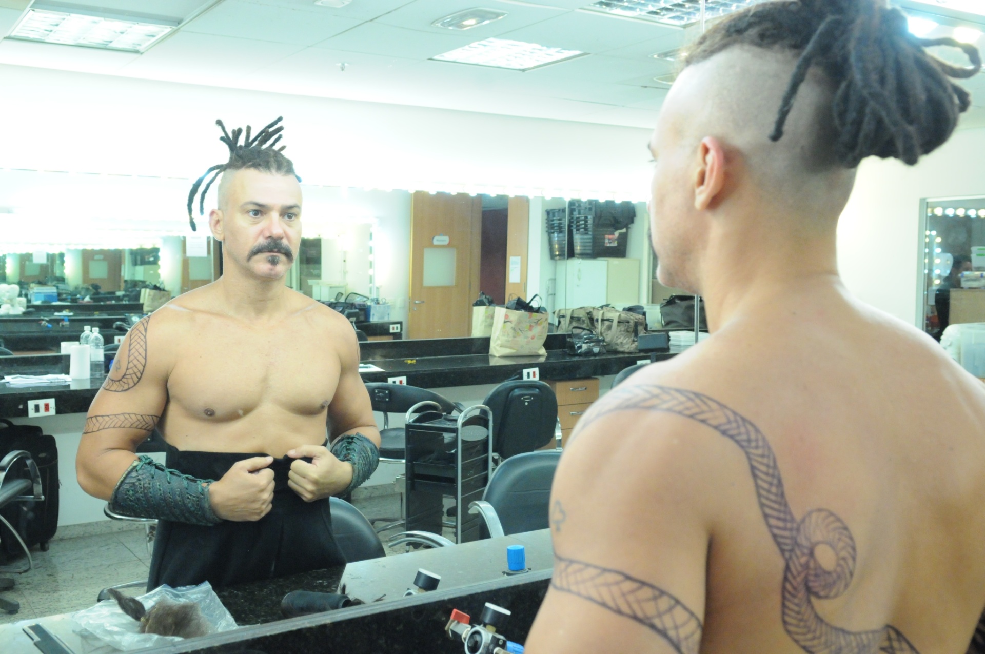 Leonardo Vieira ganha tatuagens falsas para viver o feiticeiro Balaão em "Os Dez Mandamentos - Nova Temporada" - Munir Chatack/Record