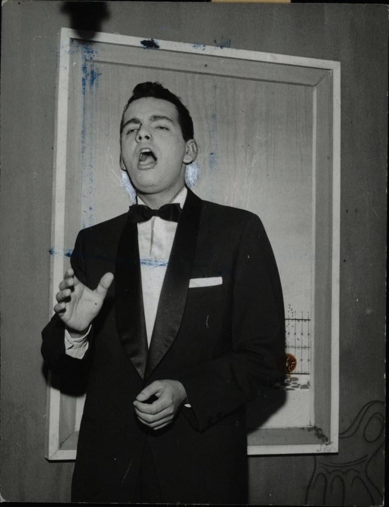 Em 1957, o fenômeno da música de Elvis Presley e Bill Haley chegava ao Brasil. Cauby, que não se vexava de gravar o que pintasse, também enveredou pelo estilo, se tornando um dos primeiros cantores de rock no Brasil - Divulgação