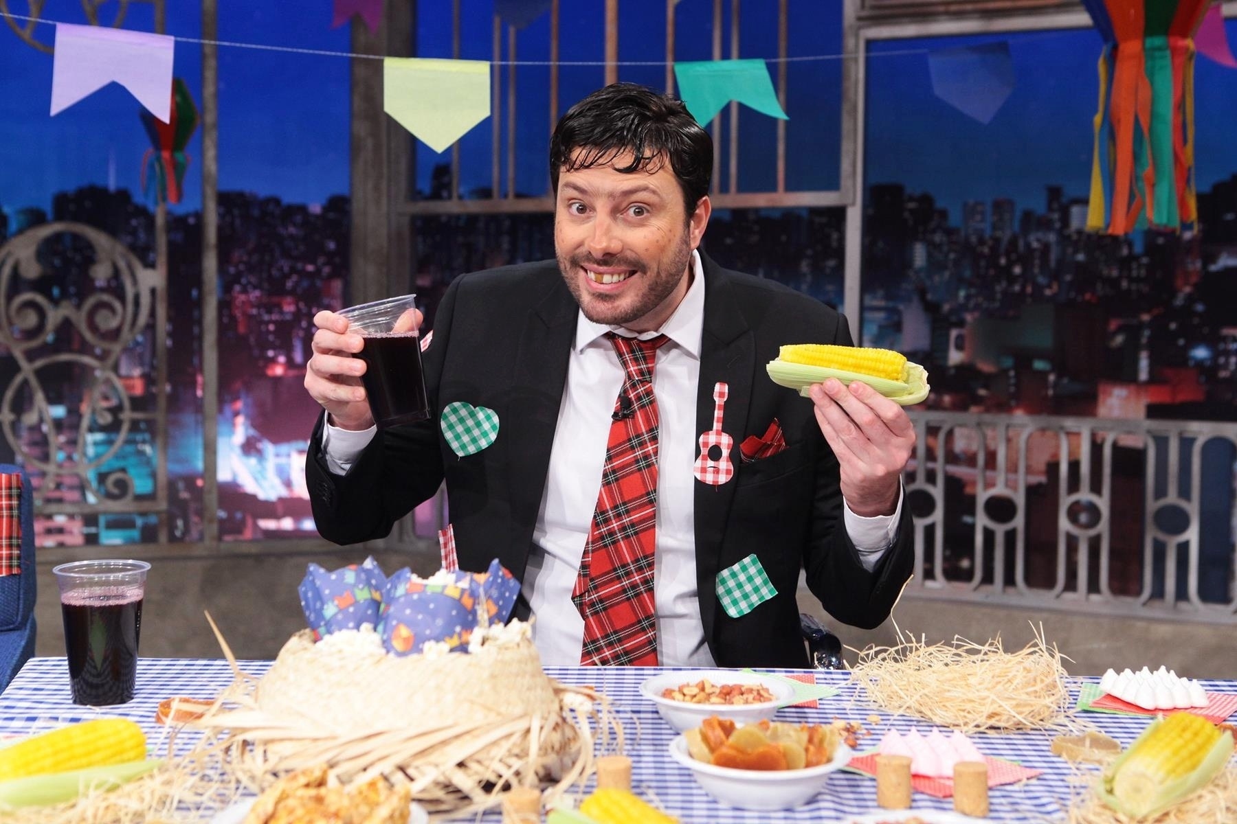 Danilo Gentili entra no clima de festa junina e transforma seu talk show, no SBT, em arraiá no programa que vai ao ar nesta quinta-feira (23) - Leonardo Nones/SBT