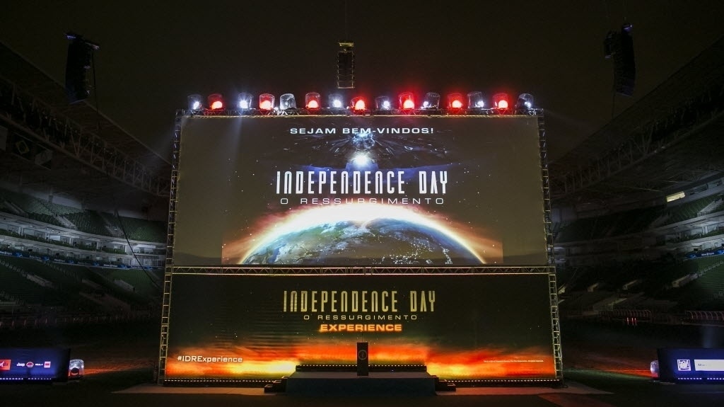 23.jun.2016 - Telão posicionado próximo a trave de um dos gols do Allianz Parque exibe "Independence Day" e, em seguida, "Independence Day: O Ressurgimento" - Bruno Santos /UOL