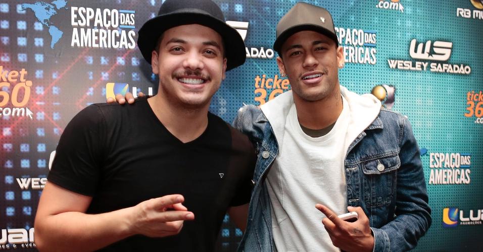 8.jul.2016 - De férias no Brasil, Neymar prestigiou o show de Wesley Safadão no Espaço das Américas, em São Paulo, na noite desta sexta-feira. O atacante do Barcelona está na lista dos jogadores que irão representar o Brasil nas Olimpíadas