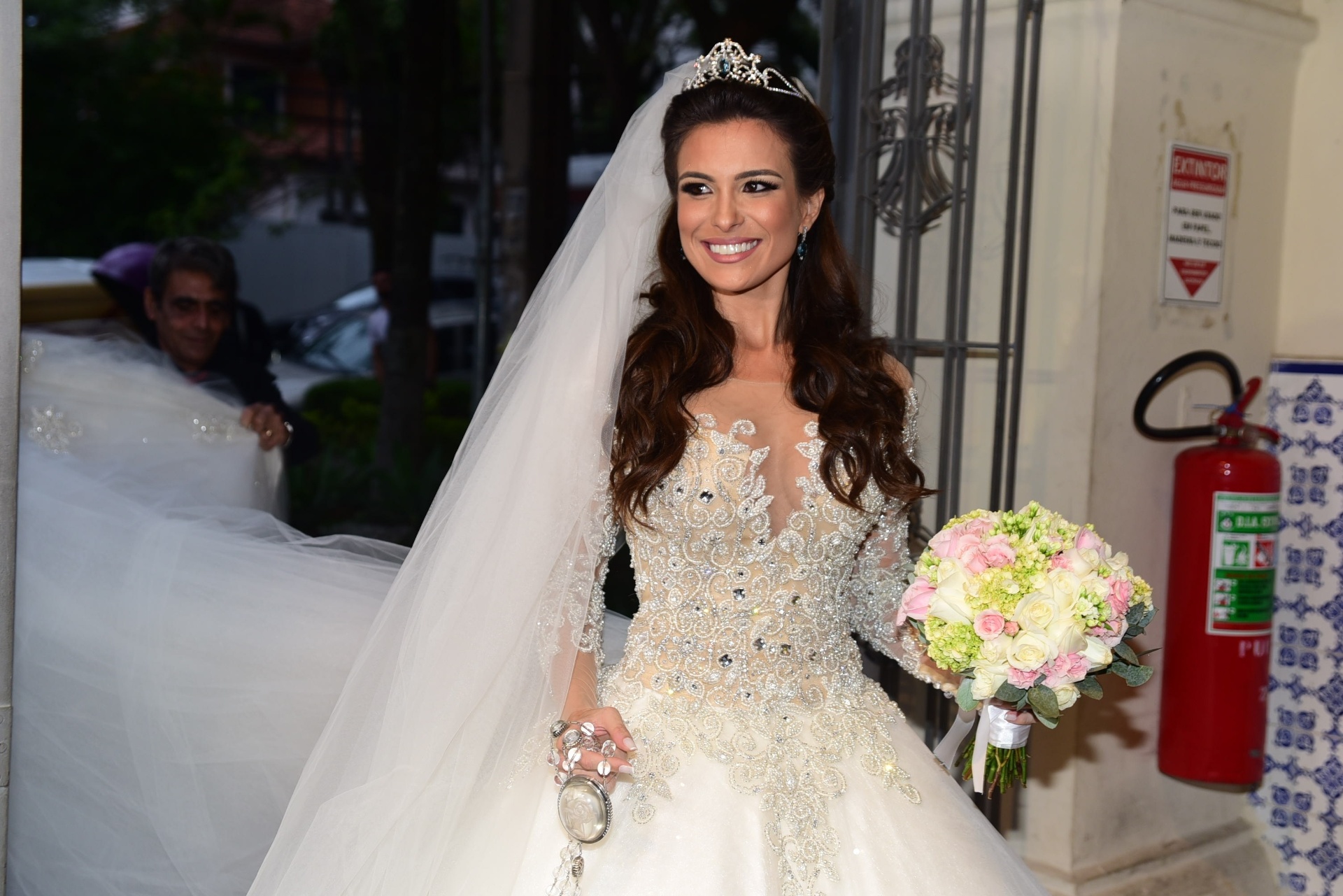 4.set.2016 - Kamilla Salgado chega à igreja para seu casamento com Eliéser Ambrósio. Os ex-BBBs se conheceram na 13ª edição do reality show e estão casados no civil desde 16 de julho - Leo Franco/AgNews