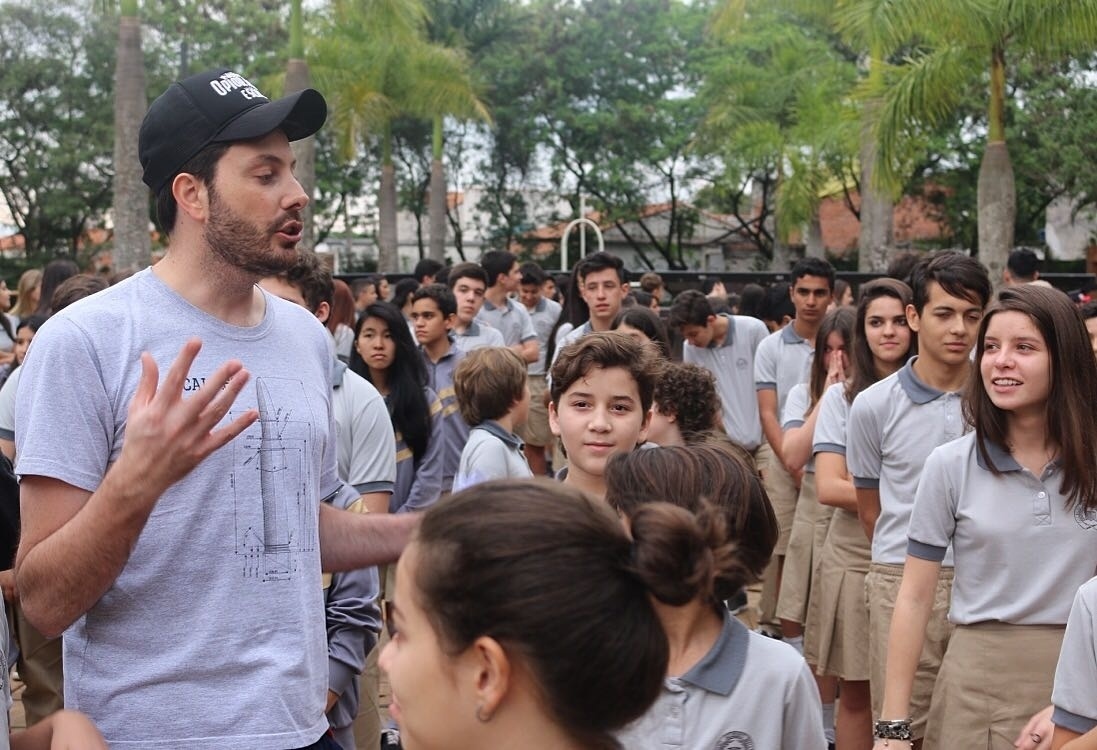 Danilo Gentili comanda crianças nos bastidores de gravação do filme "Como Se Tornar o Pior Aluno da Escola", que será lançado em 2017 - Divulgação