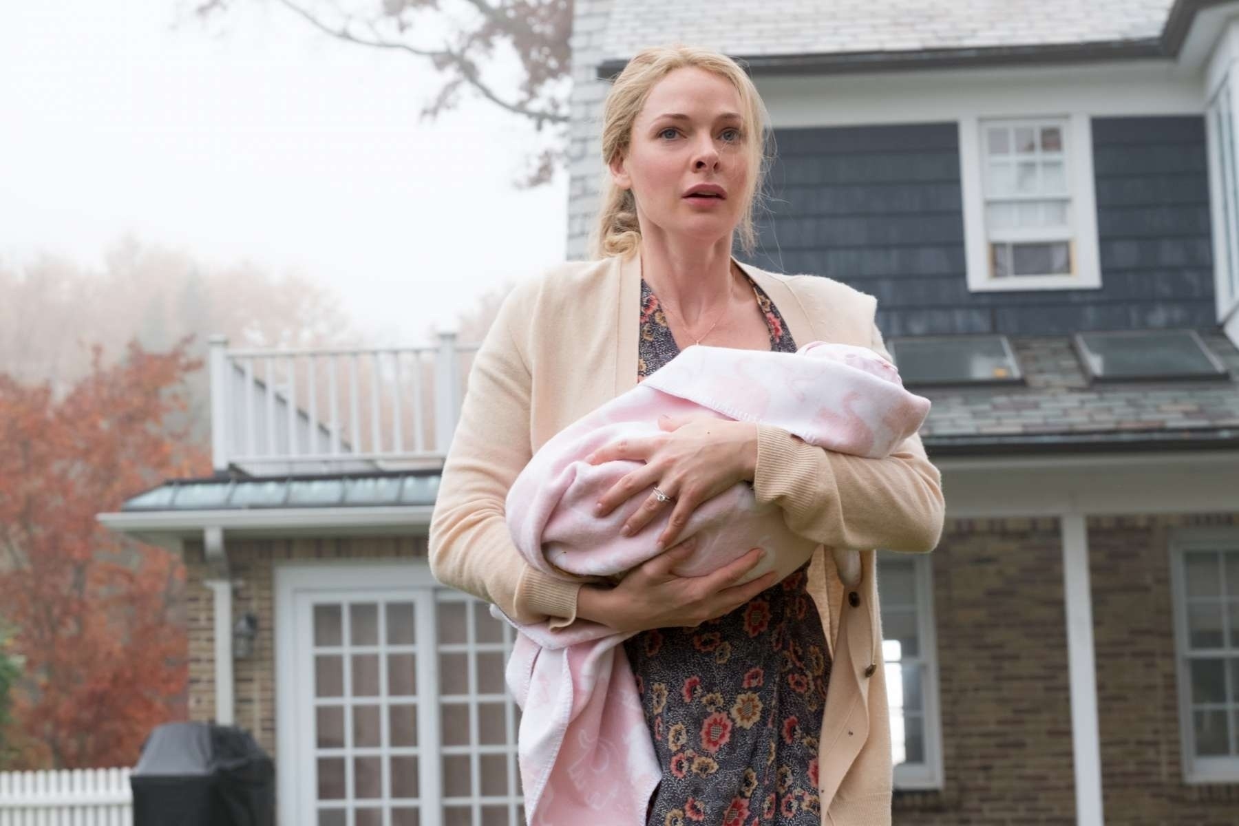 Rebecca Ferguson é Anna, mulher de Tom (Justin Theroux), ex-marido da protagonista Rachel (Emily Blunt) - Divulgação