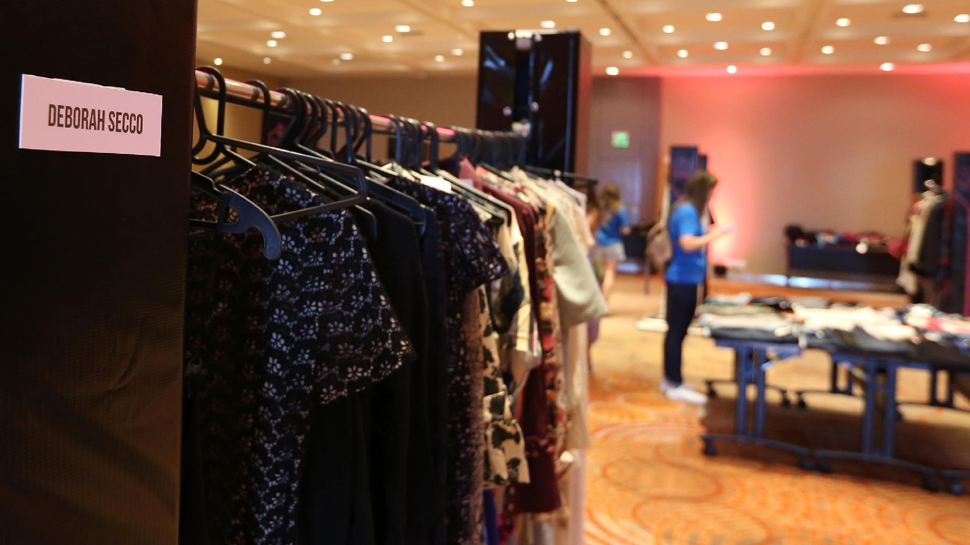 As roupas doadas por famosos ficam em seções destacadas no Bazar da Preta, como esta arara com peças da atriz Deborah Secco - Marco Antonio Teixeira/UOL