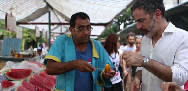 O americano Seth Kugel degusta algumas frutas suculentas em feira paulistana - Arquivo pessoal - Arquivo pessoal