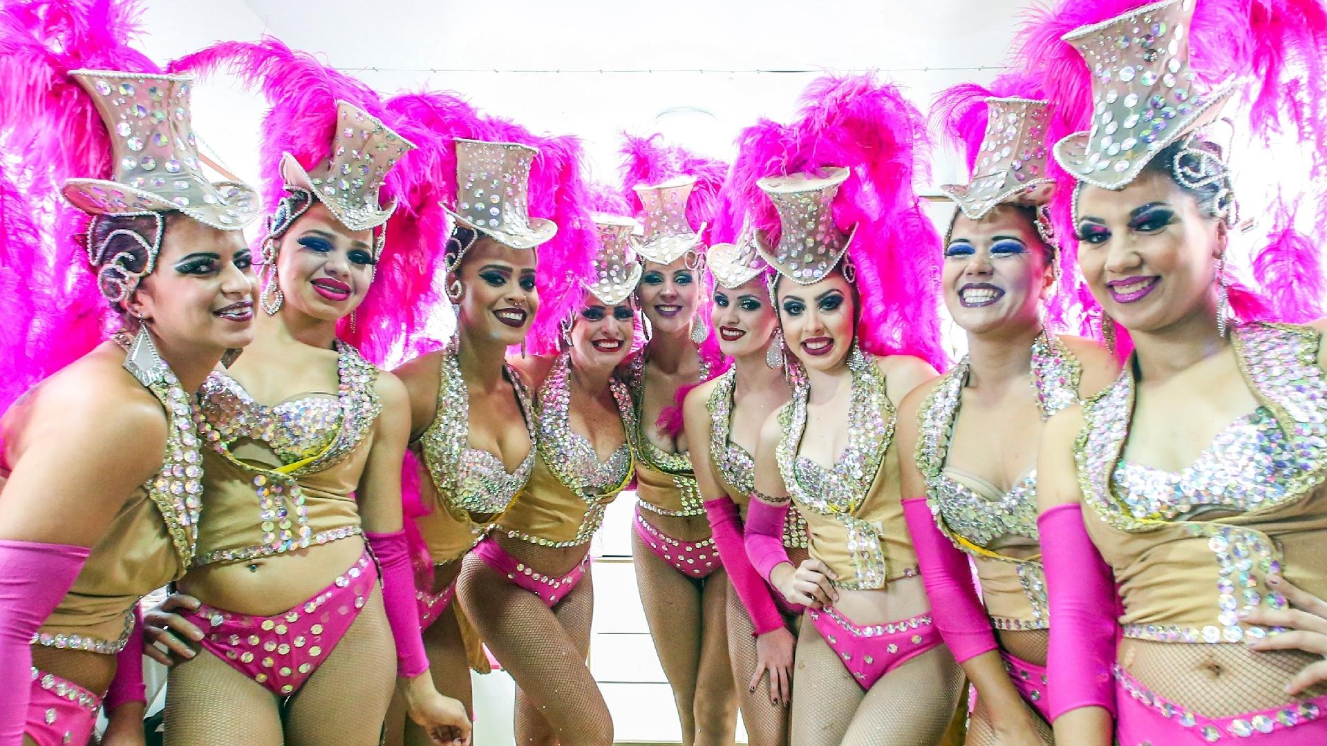 20.jan.2016 - Dançarinas do circo Stankowich se preparam para entrar no picadeiro - Ricardo Matsukawa/UOL