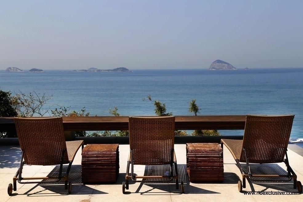 A casa tem 900m2 e o deck tem vista para a praia do Pepino - Reprodução/ Rio Exclusive