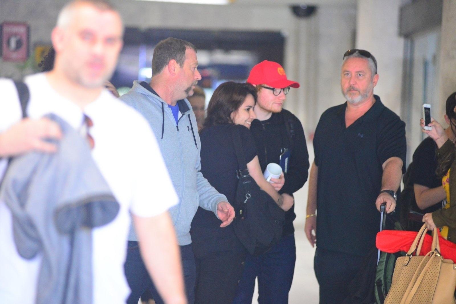 De boné vermelho, Ed Sheeran tira foto com fã no aeroporto Santos Dumont, no Rio de Janeiro - William Oda /AgNews