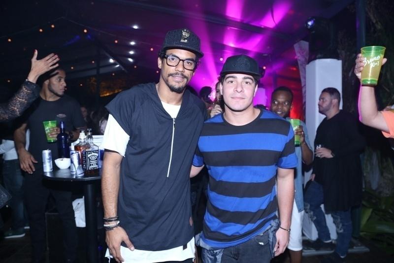 Thiago Martins, que há pouco terminou o namoro com Paloma Bernardi, chegou à festa acompanhado do ator Marcelo Mello Jr, realizada em um espaço na Barra da Tijuca - AgNews/Anderson Borde