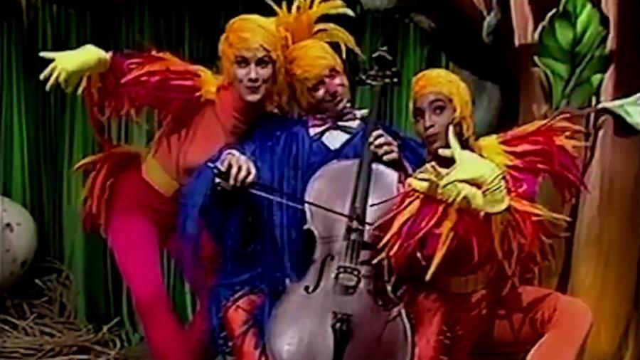 João de Barro e as Patativas tocam violoncelo no "Castelo Rá-Tim-Bum" - Reprodução/TV Cultura