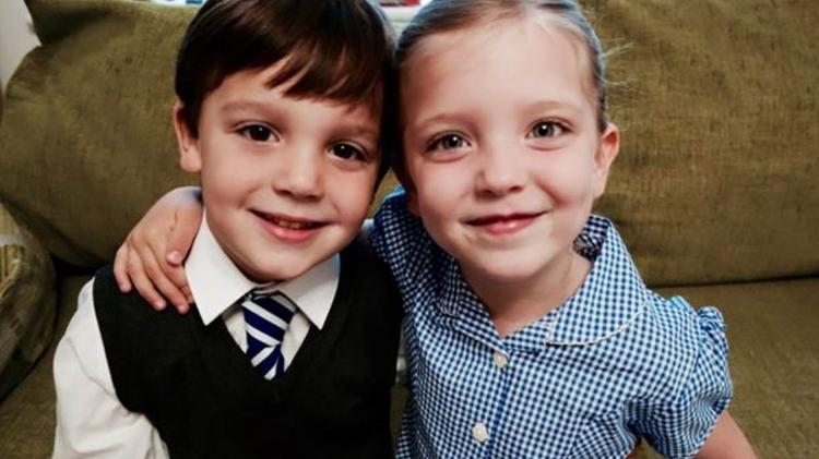 Casal de gêmeos Jasper e Phoebe Tomkins em seu primeiro dia na escola - Laura Apfel - Laura Apfel