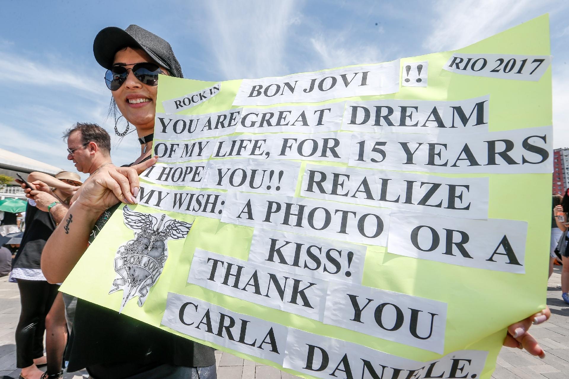 Carla Daniele veio do Paraná ao Rio de Janeiro para ganhar um beijo de Jon Bon Jovi - Marco Antonio Teixeira/ UOL