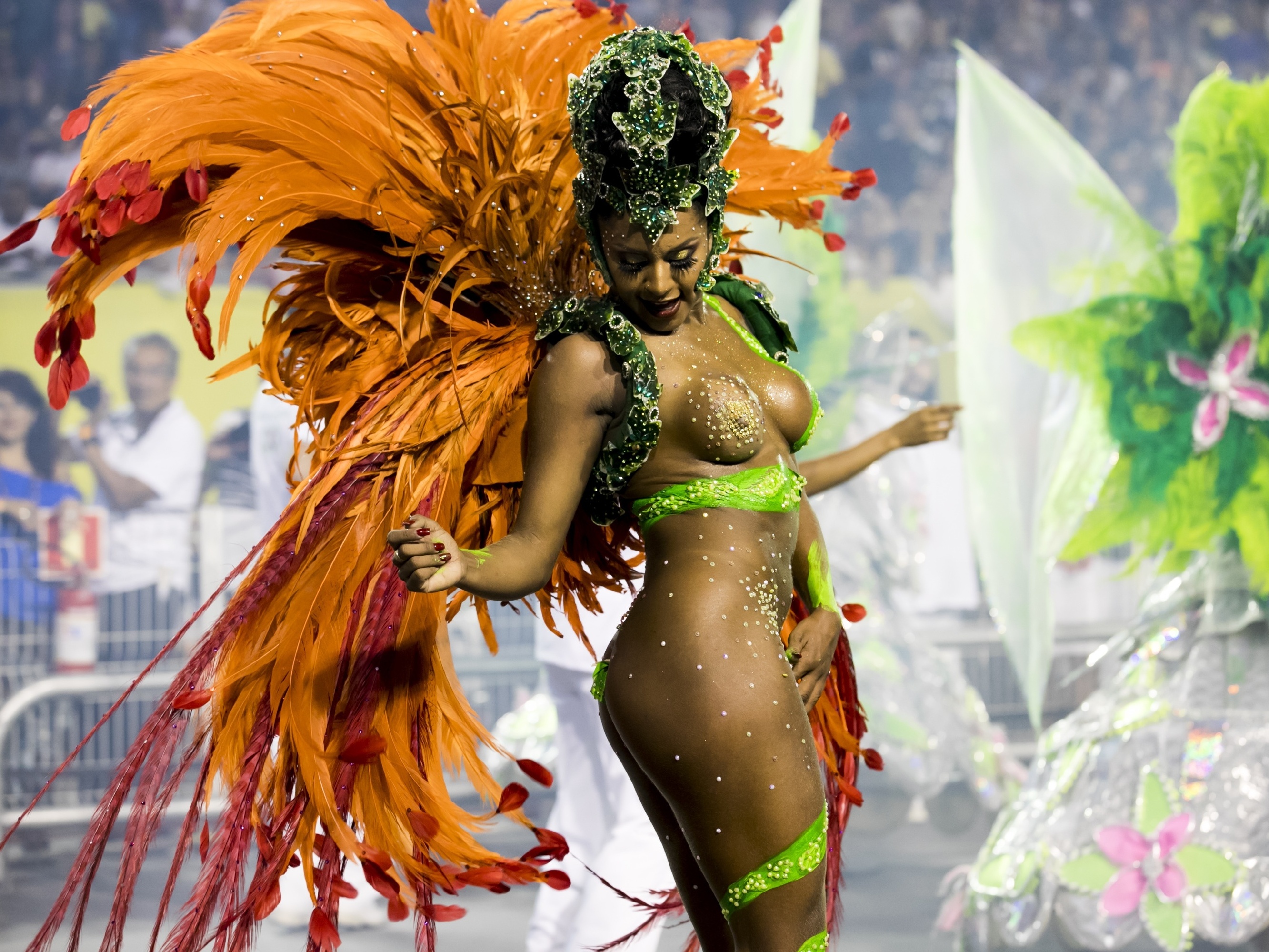 Musa do carnaval carioca no porno lésbico
