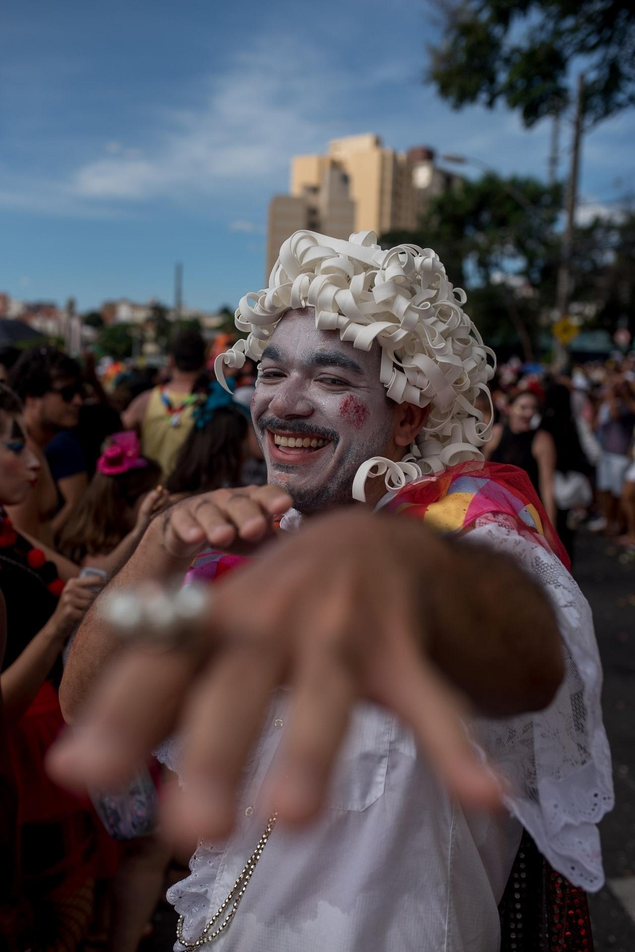 Em Belo Horizonte, o bloco Corte Devassa teve fantasias caprichadas e atraiu público de todas as idades - Nereu Jr/UOL