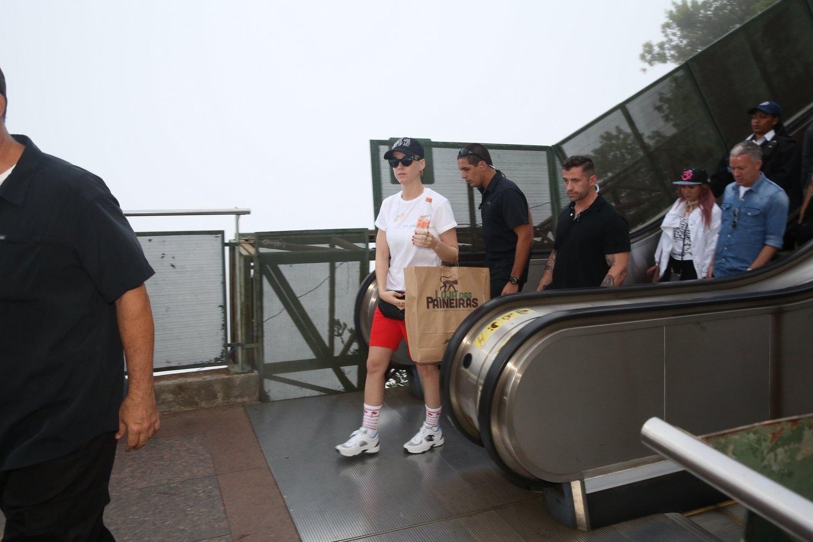 A cantora Katy Perry visitou o Cristo Redentor, no Rio de Janeiro, antes de fazer show na capital fluminense - AgNews