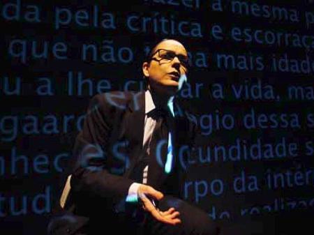 Bete Coelho em cena do espetáculo "O Terceiro Sinal" - Lenise Pinheiro/Divulgação