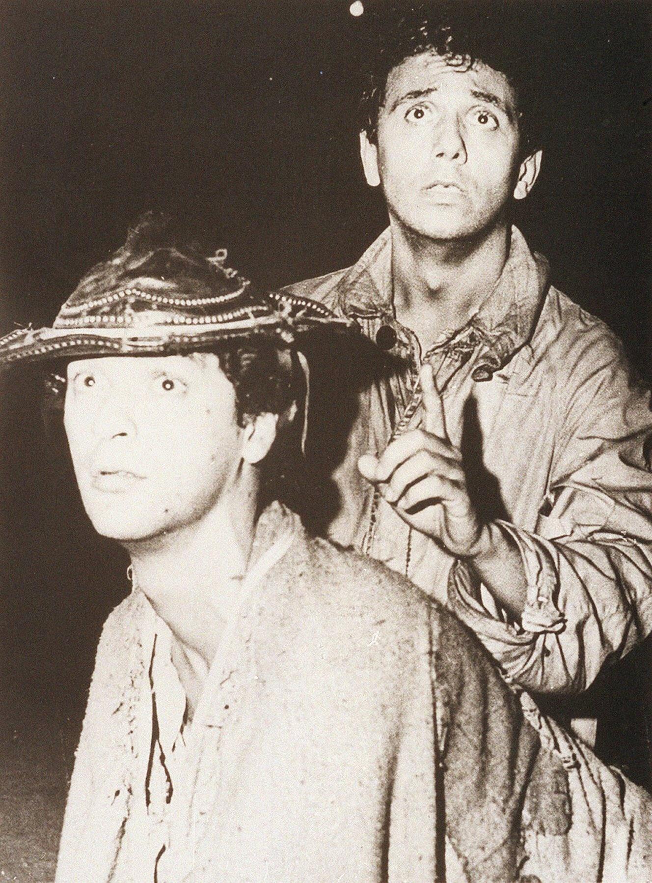 Oduvaldo Vianna Filho, o Vianinha, e Agildo Ribeiro (dir.) em cena da peça "Se Correr o Bicho Pega, Se Ficar o Bicho Come" de 1966, do Grupo Opinião - Reprodução