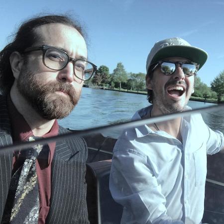Sean Lennon e Dhani Harrison navegam no rio Tâmisa, na Inglaterra - Reprodução