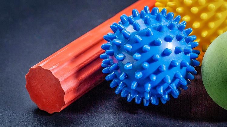 rolo de espuma e bolas de liberação miofascial - iStock - iStock